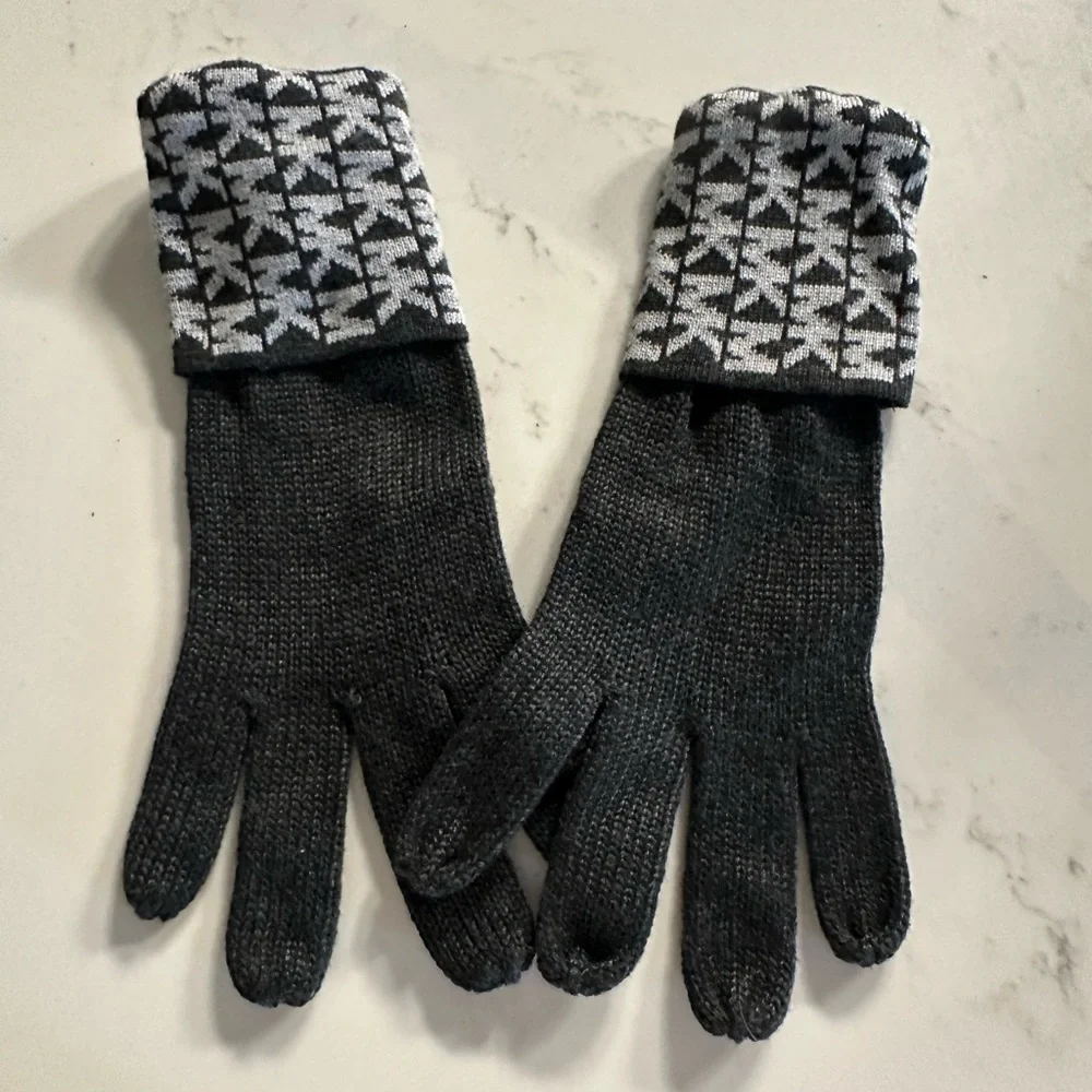 Michael Michael kors gray knit gloves with logo detail